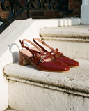 Slingback DEOTILLE bordeaux posée sur le perron d'une maison londonienne