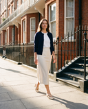 Slingback DEOTILLE écrue portée, femme marchant dans une rue de Londres