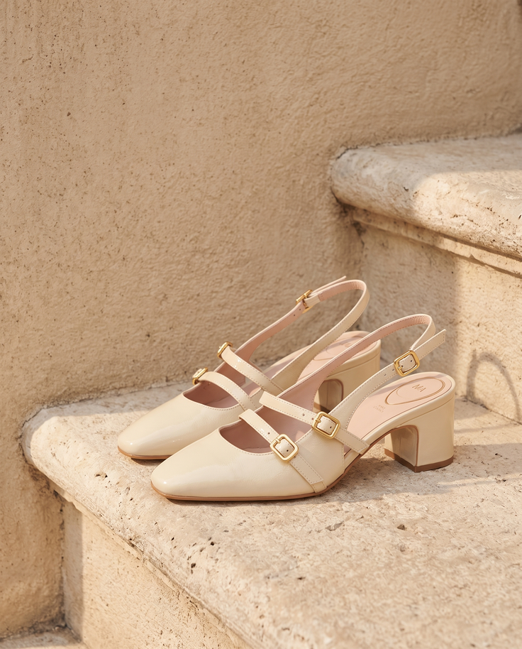 Slingback DEOTILLE écru posée sur une marche en pierre, mur enduit beige