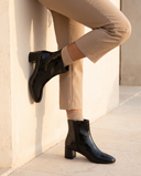 Boots DORISA noires portées, cadrage jambes