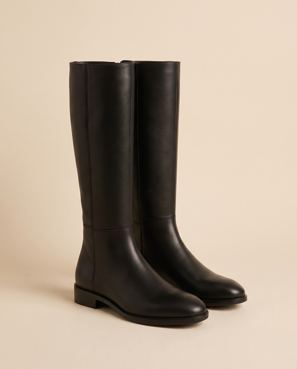 Paire de bottes DORRY noires debout sur fond beige