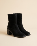 Boots ELLIE noir debout sur fond beige