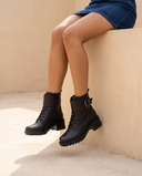 Boots ENLACE noires portées, cadrage jambes