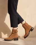 Boots ENLACE camel portées, cadrage jambes