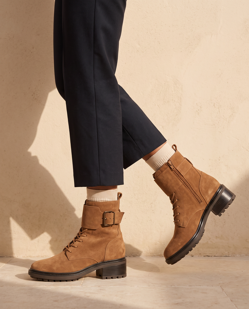 Boots ENLACE camel portées, cadrage jambes
