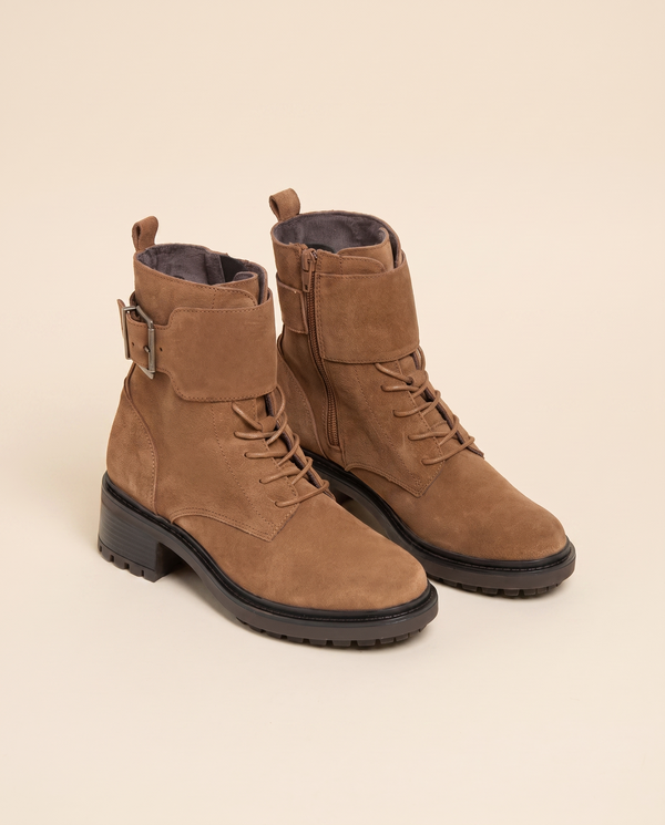 Boots ENLACE camel debout sur fond beige