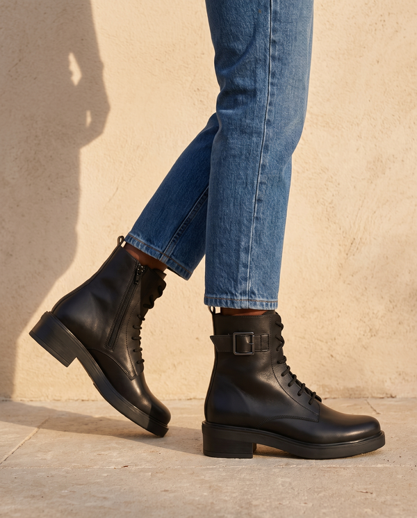 Boots EURIELLE noires portées, cadrage jambes