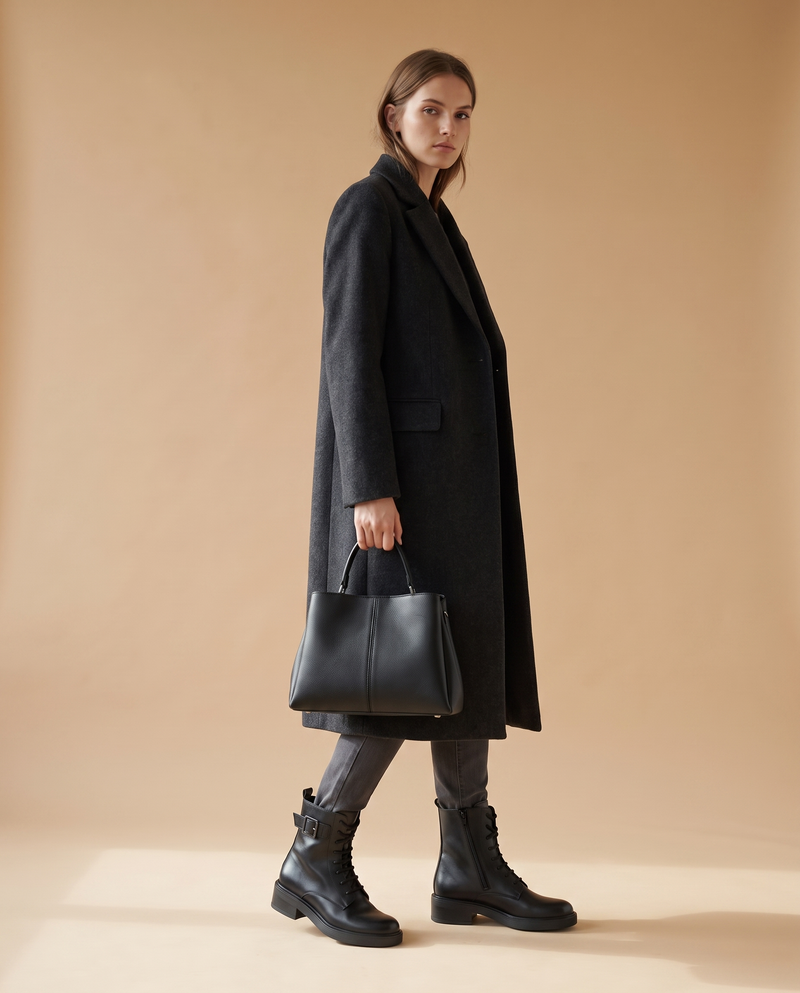 Boots EURIELLE noires portées, silhouette complète