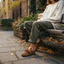 André EWANY CAMEL baskets en daim marron avec lacets marron et orange vifs.
