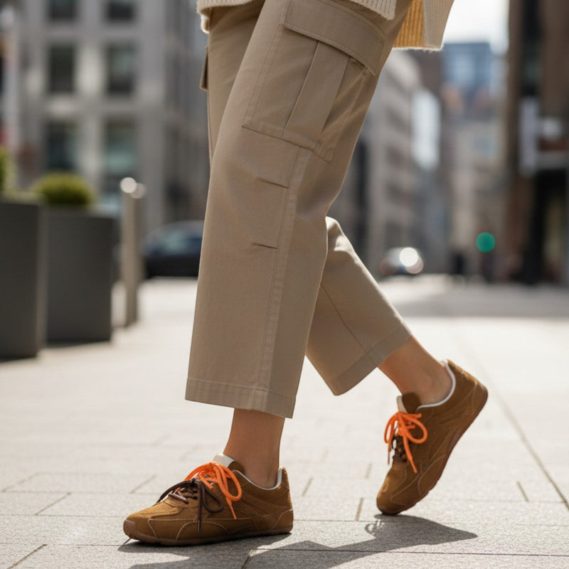 André EWANY CAMEL baskets en daim marron avec lacets marron et orange vifs.