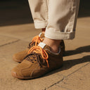 André EWANY CAMEL baskets en cuir marron avec lacets orange, pour femme.
