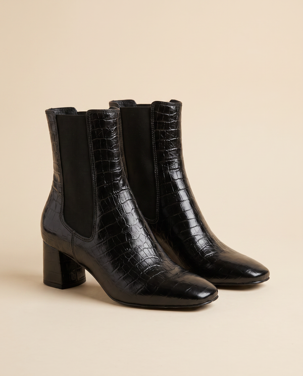 Boots EZIA noir croco debout sur fond beige