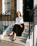 Slingback FIDJI noire portée, femme assise sur le perron d'une maison londonienne