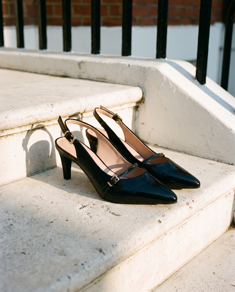 Slingback FIDJI noire posée sur le perron d'une maison londonienne