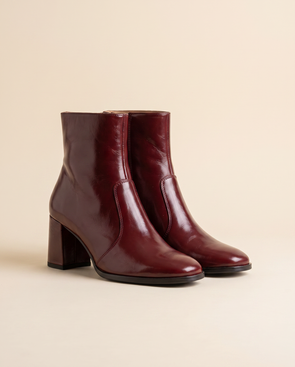 Boots FLORENCE bordeaux debout sur fond beige