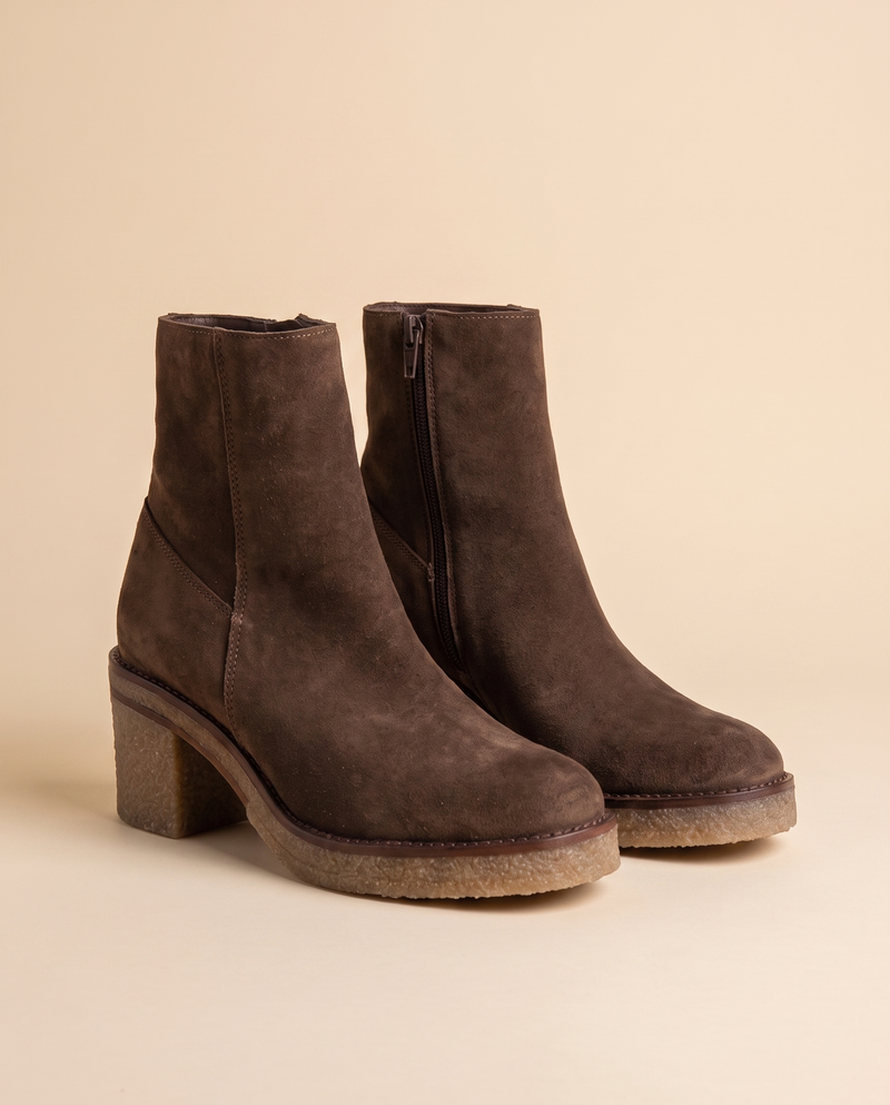 Boots GALEN taupe debout sur fond beige