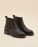 Boots GNOCCHI marron debout sur fond beige