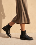 Boots GNOCCHI noires portées, cadrage jambes