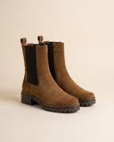Boots GRAAL camel debout sur fond beige