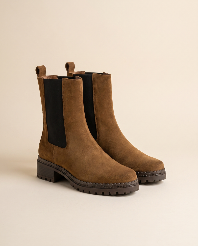 Boots GRAAL camel debout sur fond beige