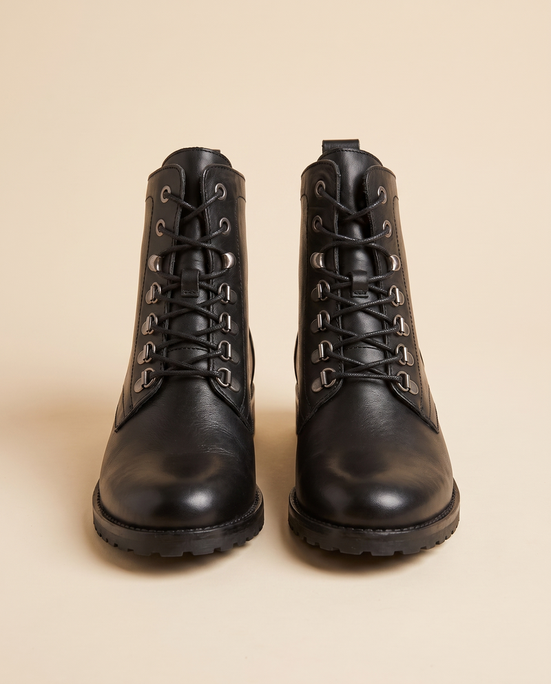 Boots GREDIN noir debout sur fond beige