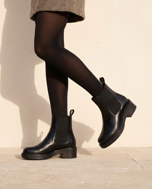 Boots HEDIA noires portées, cadrage jambes