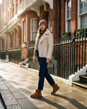 Boots fourrées ICECREAM camel portées, femme marchant dans une rue de Londres