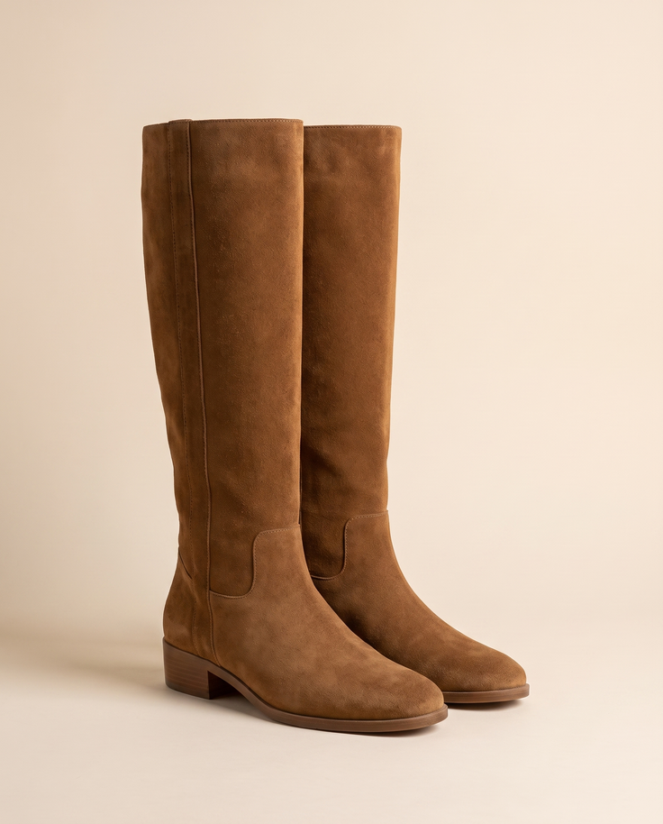 Paire de bottes INGRID camel debout sur fond beige