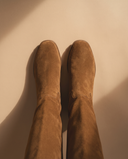 Paire de bottes INGRID camel vue du dessus sur fond beige — André