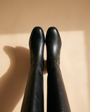 Paire de bottes INGRID noires vue du dessus sur fond beige — André