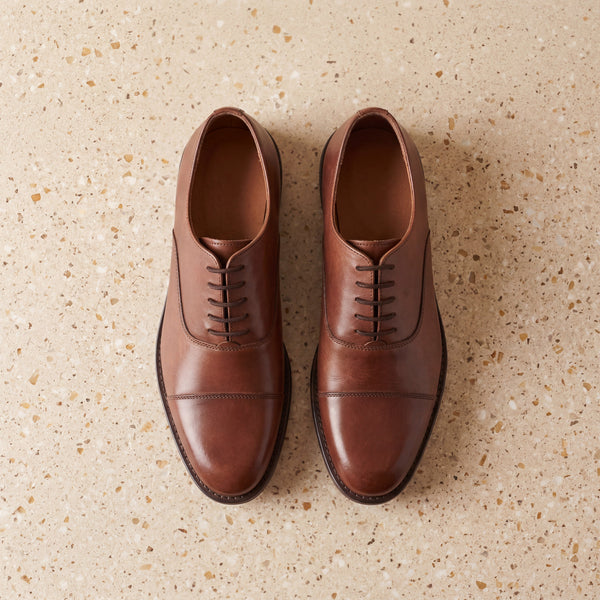 André ISAAC Cognac, chaussures de ville en cuir lisse patiné marron, bout droit, lacets 5 œillets, semelle élastomère.
