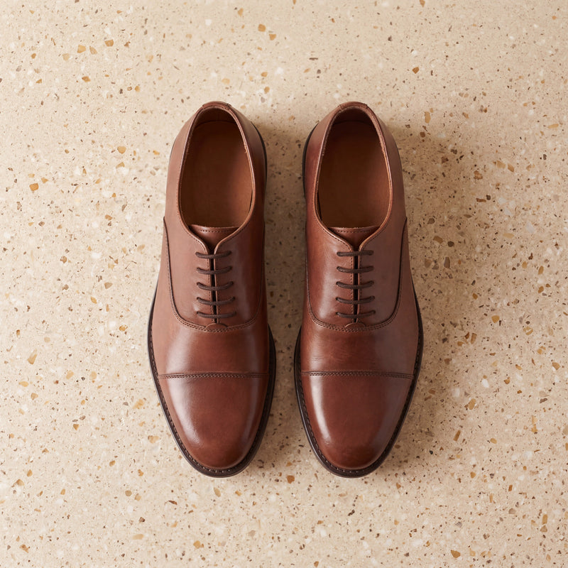 André ISAAC Cognac, chaussures de ville en cuir lisse patiné marron, bout droit, lacets 5 œillets, semelle élastomère.
