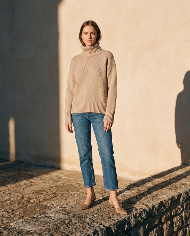 Slingbacks JADE nude portés avec un jean cropé sur une terrasse en pierre — A by André