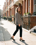Slingback JULIE noire portée, femme marchant dans une rue de Londres