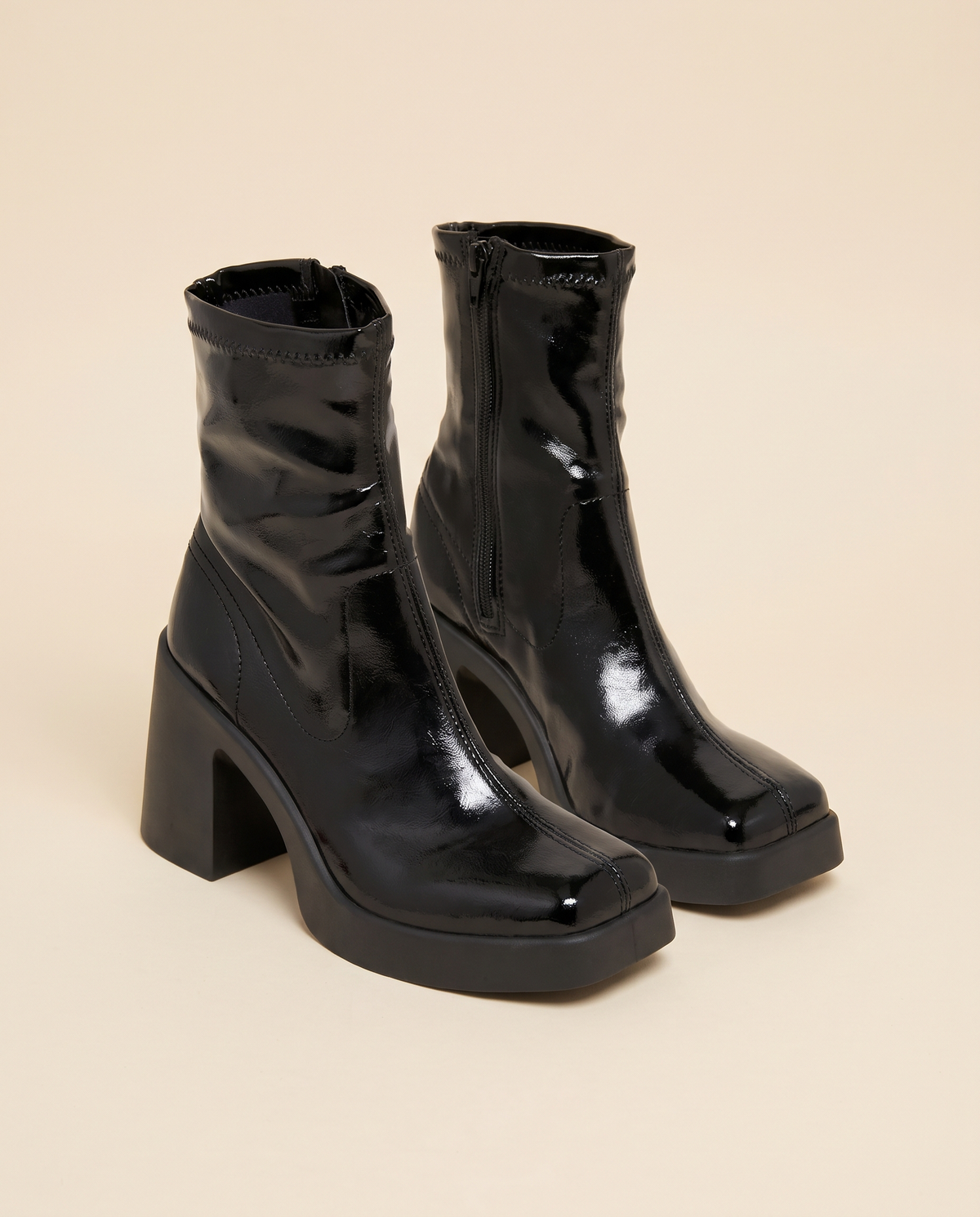 Boots KATIA noir debout sur fond beige