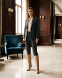Botte KENZA taupe portée avec un tailleur dans un lobby d'hôtel — Stephan x Maison André