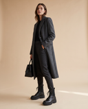 Boots LEONORA noires portées, silhouette complète