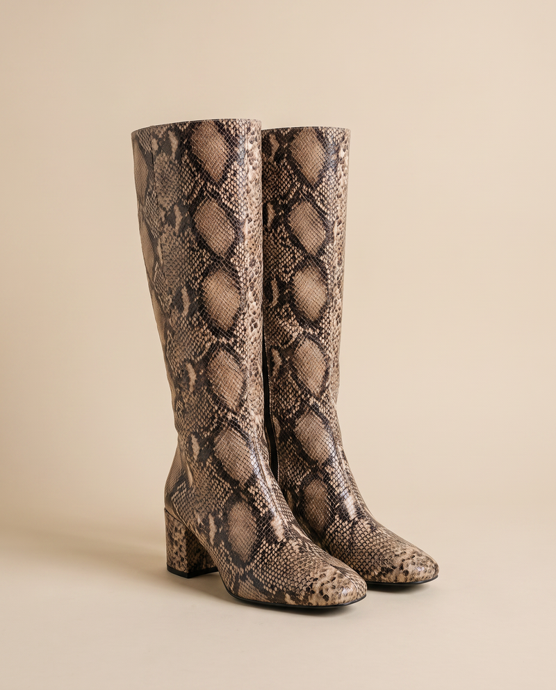 Paire de bottes LEZIA imprimé python debout sur fond beige