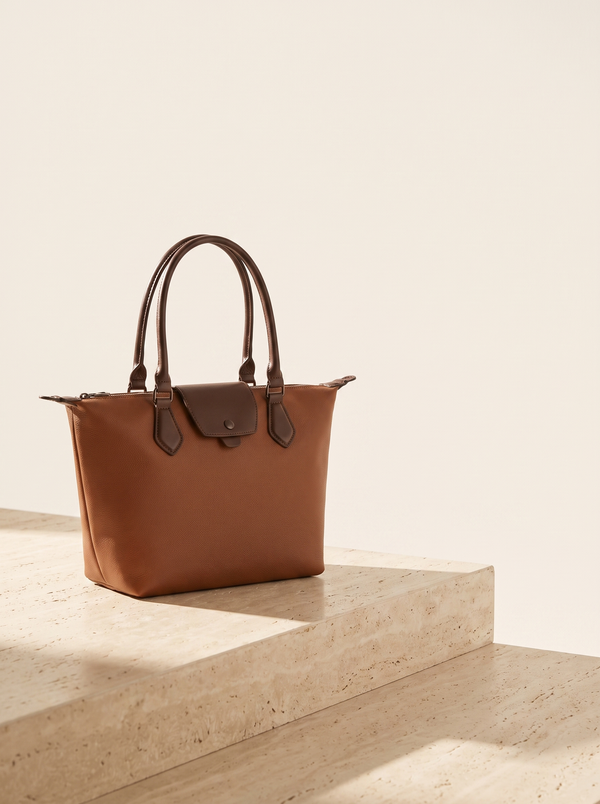 Sac cabas Liora marron posé sur une marche en pierre de travertin, fond ivoire