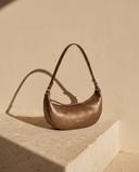 Sac LUXEMBOURG bronze Maison André sur une marche en pierre