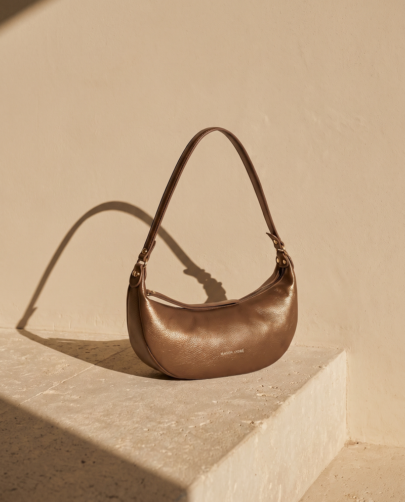 Sac LUXEMBOURG bronze Maison André sur une marche en pierre