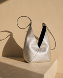 Sac MABILLON argent Maison André sur une marche en pierre