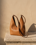 Sac MABILLON cognac Maison André sur une marche en pierre