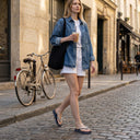 Femme marchant dans la rue portant des tongs André Marielle bleu marine avec détails perlés sur les brides