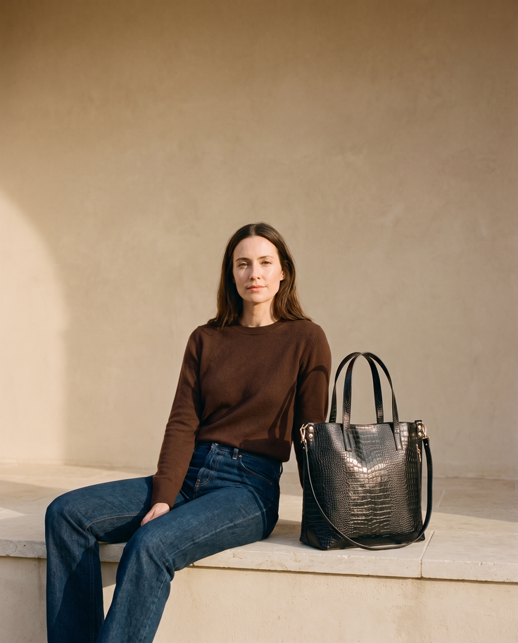 Sac MAUD noir Maison André posé sur la marche