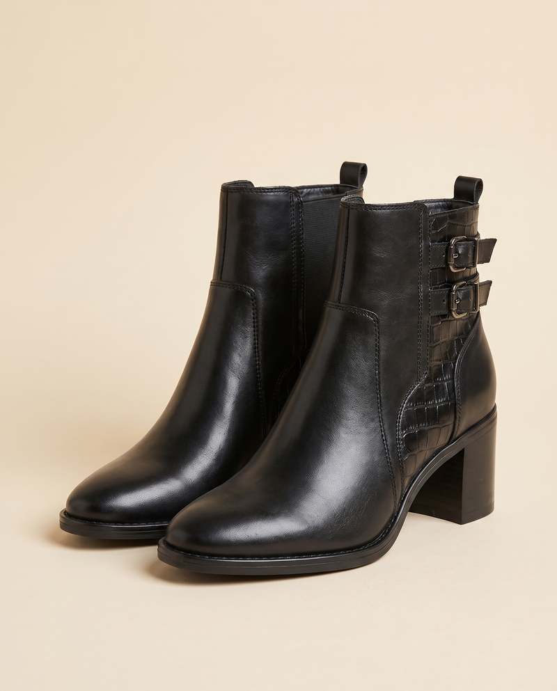 Boots METISSA noir debout sur fond beige