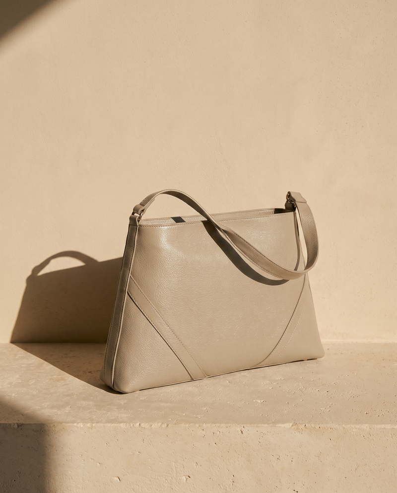 Sac MIROMESNIL blanc cassé Maison André sur une marche en pierre