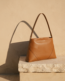 Sac MIROMESNIL cognac Maison André sur une marche en pierre