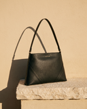 Sac MIROMESNIL noir Maison André sur une marche en pierre