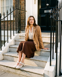 Slingback MONA beige portée, femme assise sur le perron d'une maison londonienne